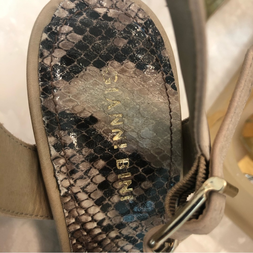 Gianni Bini Wedge Sandal, metal zipper ruffle detail, side buckle. Size 7.5. - Picture 8 of 13